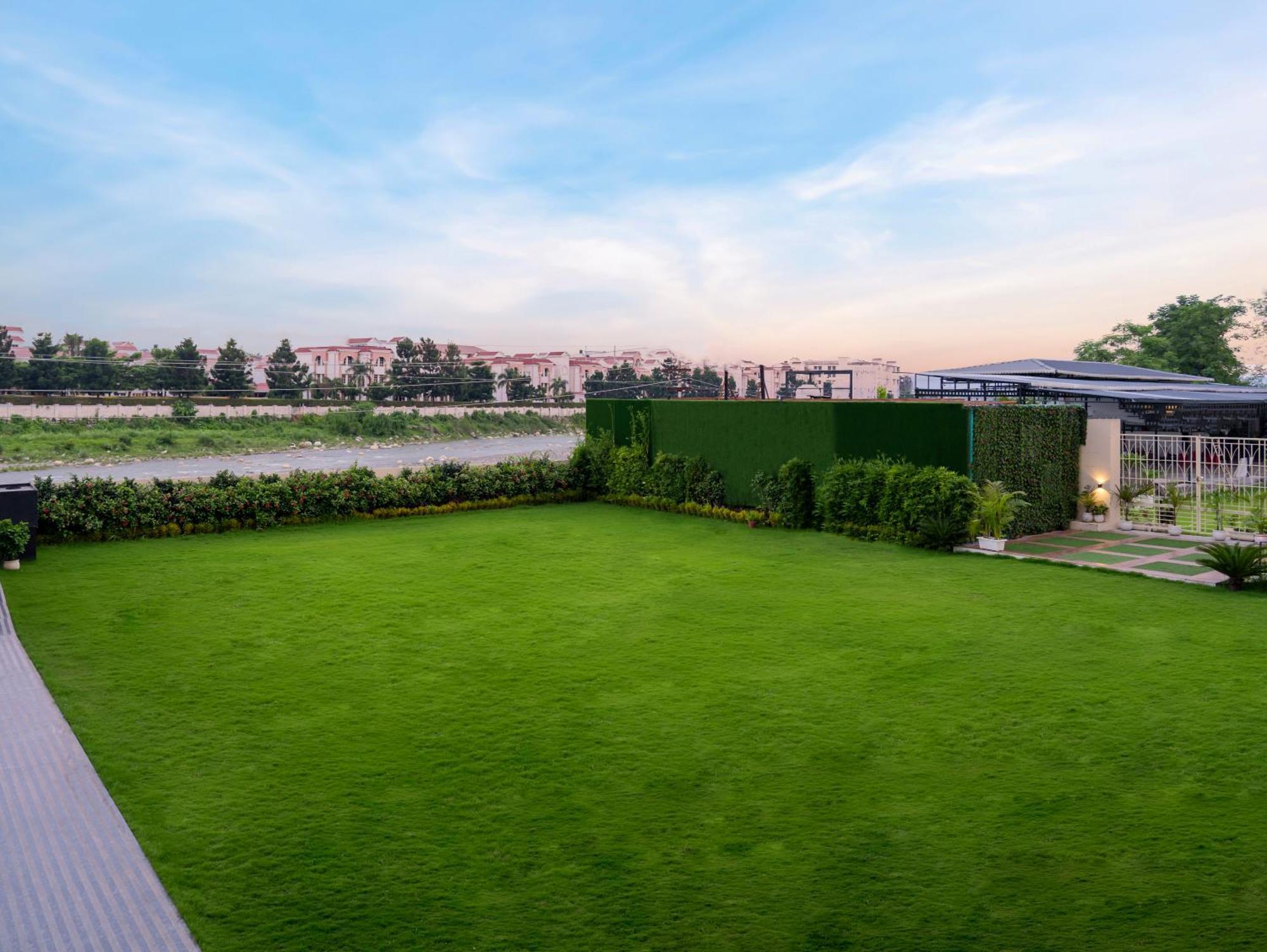 Clarion Hotel Деградун Екстер'єр фото
